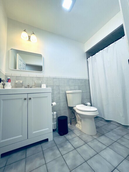 MASTER BATH - 42 Van Buren St