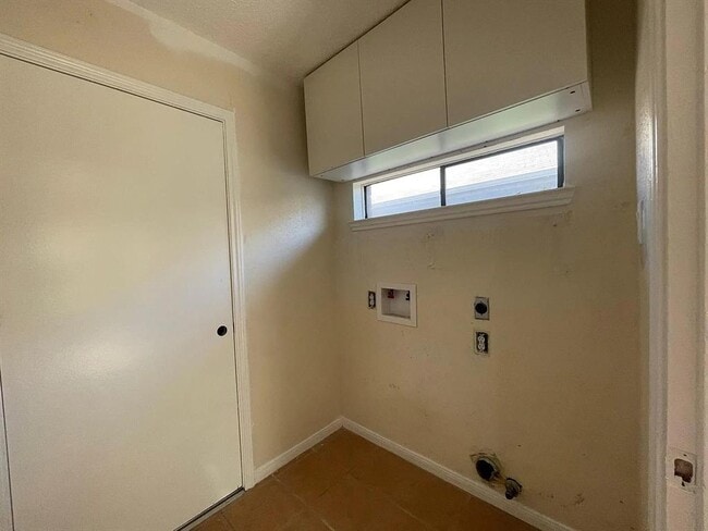 Building Photo - 13535 Gaby Virbo Dr