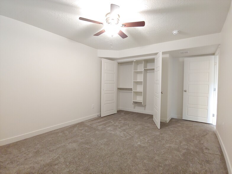 Building Photo - 591 S Emerald Ln