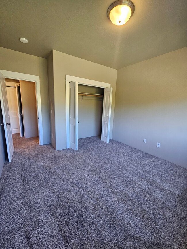 Building Photo - Beautiful newly constructed townhomes in East Medford