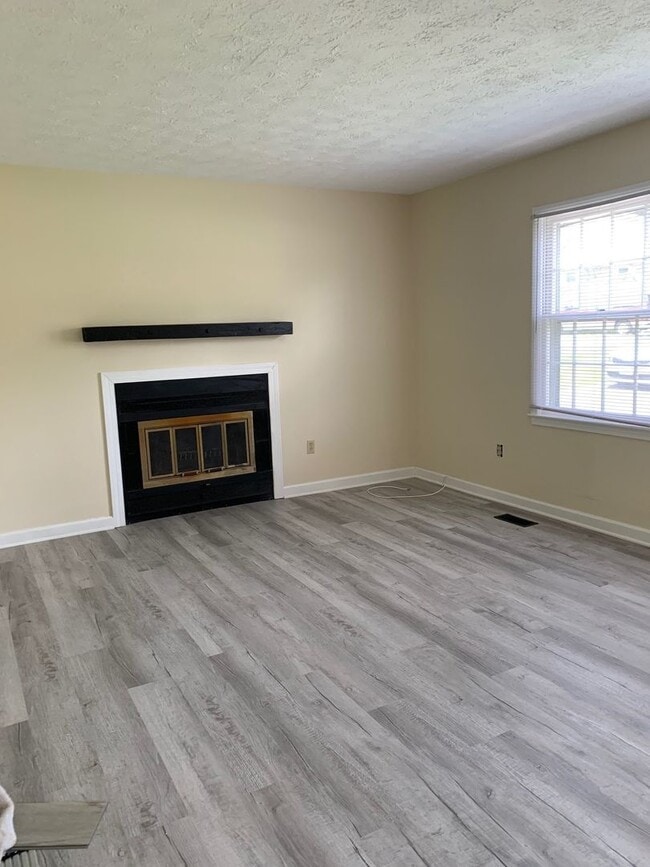 Building Photo - 208 Woodbine Dr