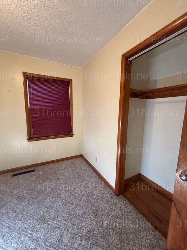 Building Photo - $1,100 - 3 bedroom 1 bathroom - Single Family Home