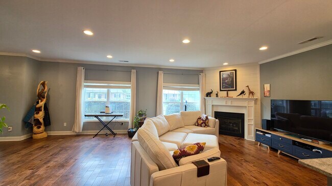 Building Photo - 3120 Mayflower Ln