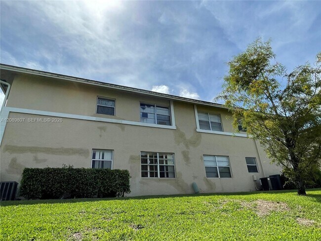 Building Photo - 821 Twin Lakes Dr