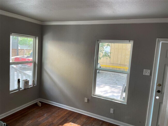 Building Photo - 204 E 30th St