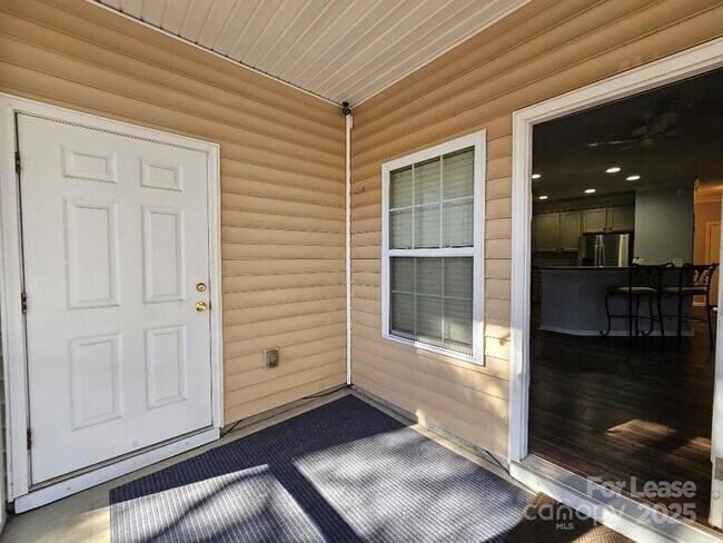 Building Photo - 2219 Crosscut Dr