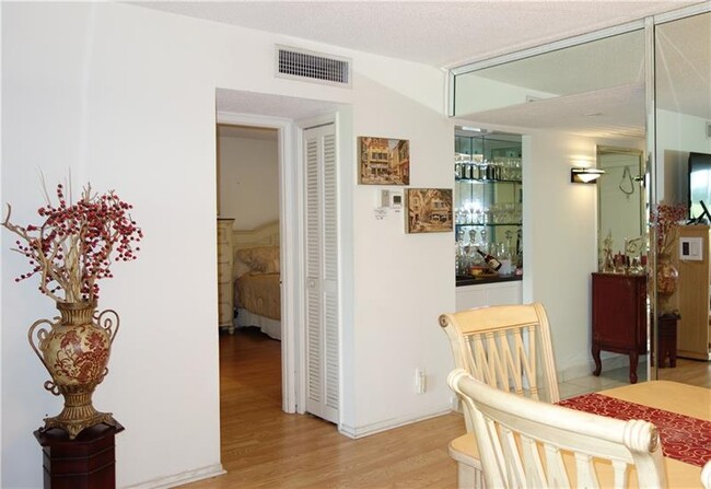 Building Photo - 2901 S Palm Aire Dr