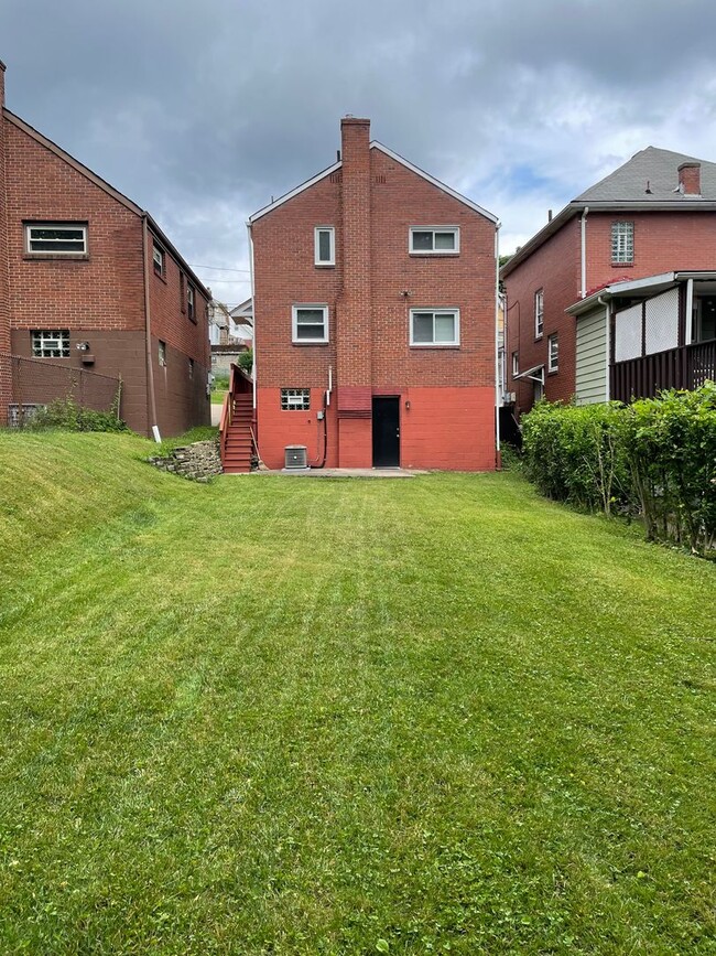 Building Photo - Comfortable 3-Bedroom Home with Private Backyard in Pittsburgh!