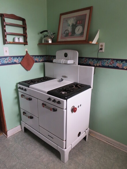 Kitchen. - 22 McGrath St
