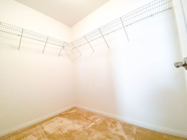 Building Photo - LARGE ROOM FOR RENT W/ PRIVATE BATHROOM IN MURRIETA!