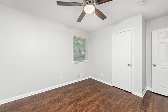 Building Photo - Beautifully Updated 1/2 Duplex in Prime Kansas City Location!