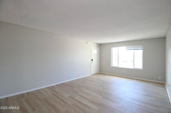 Building Photo - 537 E Laguna Dr