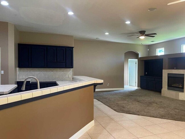 Building Photo - West Bakersfield Custom Home for Rent Available Now!