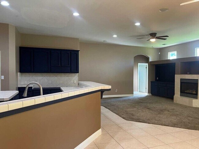 Building Photo - West Bakersfield Custom Home for Rent!