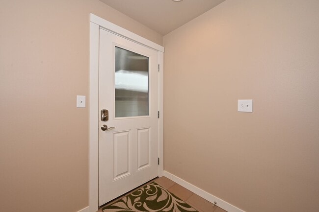 Building Photo - Modern & Spacious 2+ Bedroom/3.25 Bath Vie...