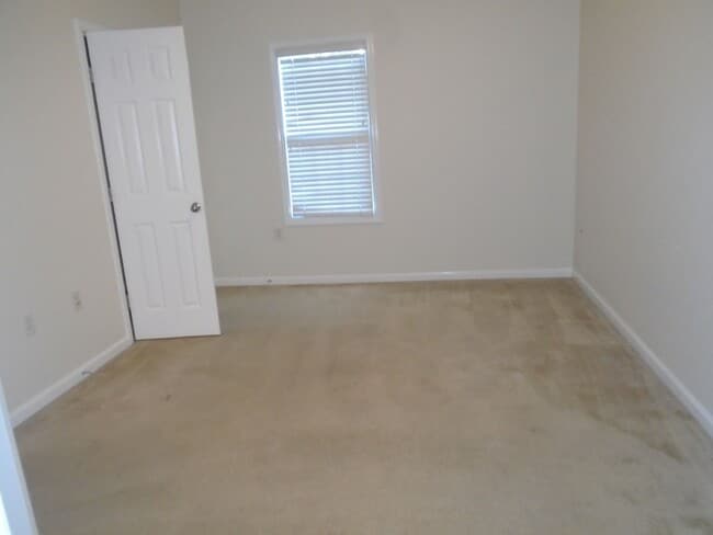 Building Photo - 635 Marshtree Ln