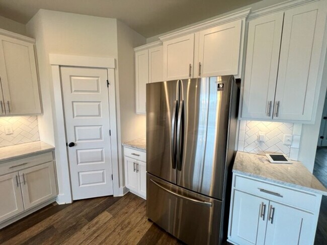 Building Photo - Beautiful 4 Bed/ 3.5 Bath Home in Newly Built Rivers Edge!