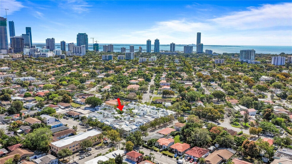 3 MINUTES DRIVE TO BRICKELL - 1045 SW 9th Ct