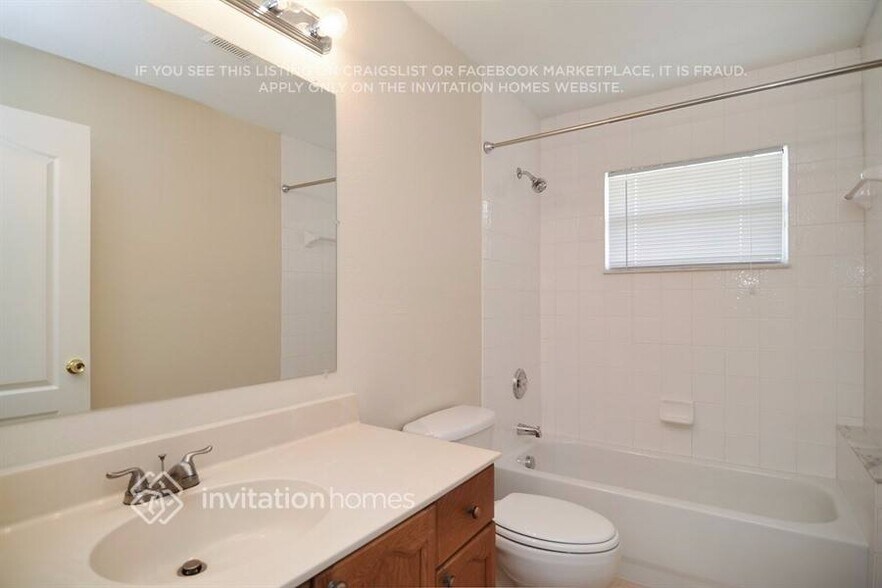 Building Photo - 1070 SW Aurelia Ave