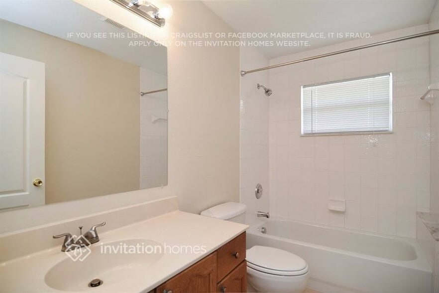 Building Photo - 1070 SW Aurelia Ave