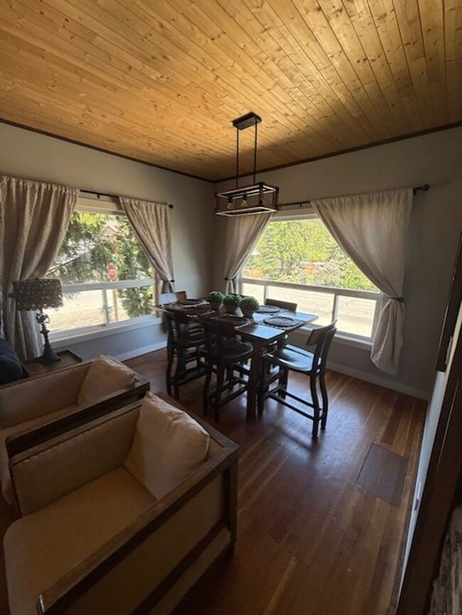 Building Photo - Live in the heart of Roslyn, walk to shops dining and trailheads!