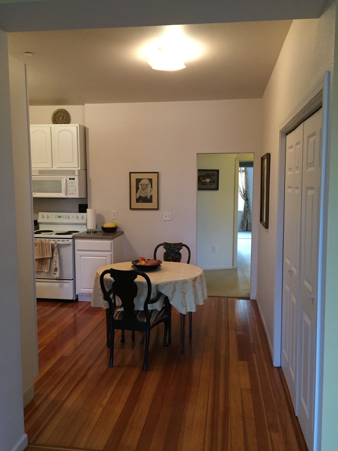 Kitchen eating area - 307 Coffman St