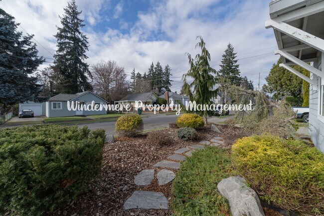 Building Photo - Beautifully Remodeled 2 bedroom in convenient location, private balcony, over sized garage, A/C a...