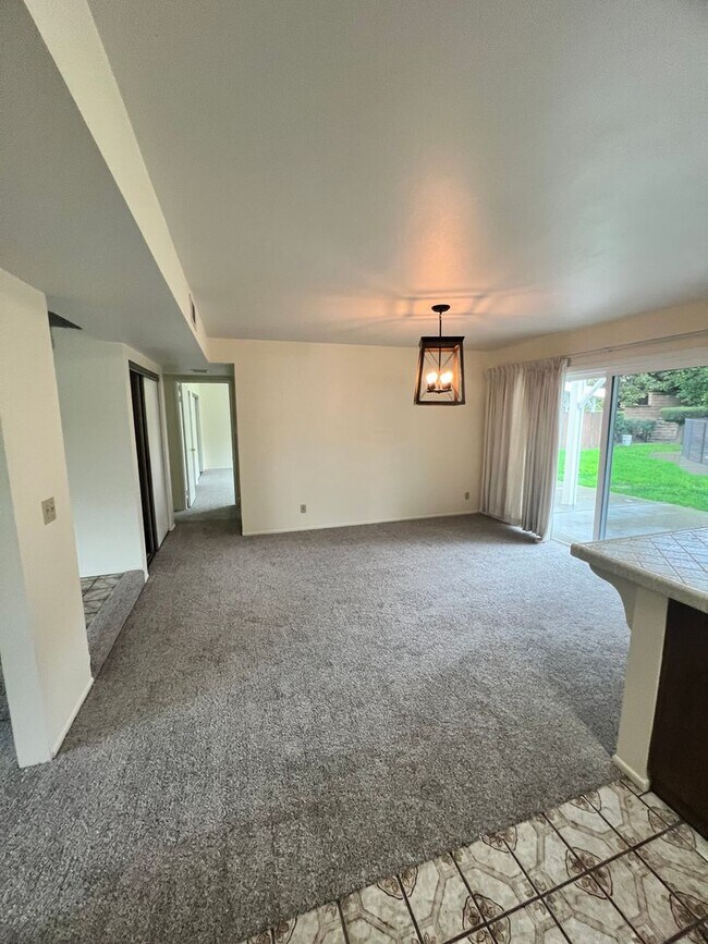 Building Photo - Santa Paula - Spacious pool home in wonder...