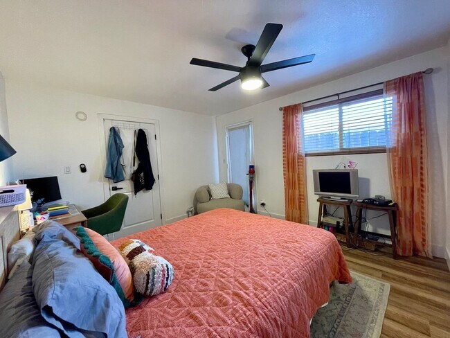 Building Photo - Gorgeous Mid century Modern home in San Carlos