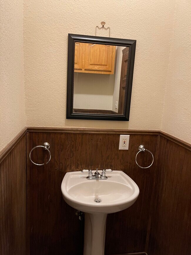 Building Photo - 15500 University Dr