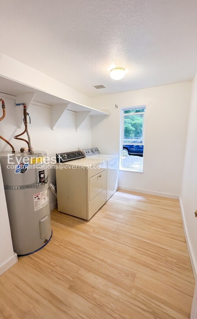 Building Photo - 2-Bed/2-Bath Charming Home with Fenced Yard/Available Now!
