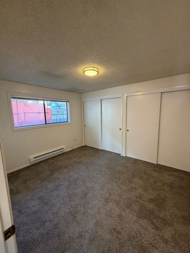 Building Photo - 2 Bed 1 Bath Duplex with Off Street Parking