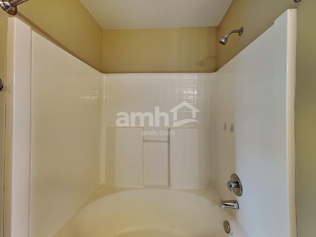 Building Photo - 6889 N Karnes Dr