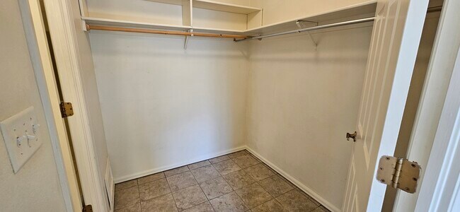 Building Photo - 1111 Horizon Dr