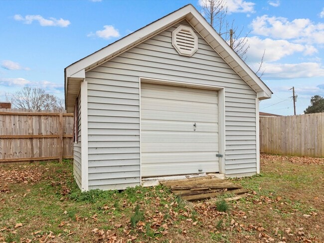 Building Photo - Nice, well-maintained home located on a quiet street in East Limestone.