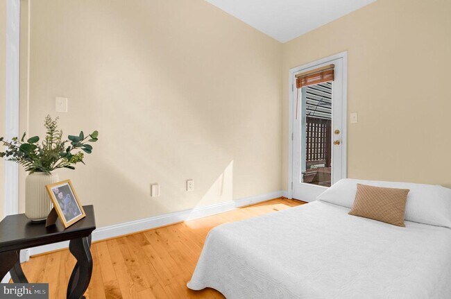 Building Photo - 1005 Baylis St