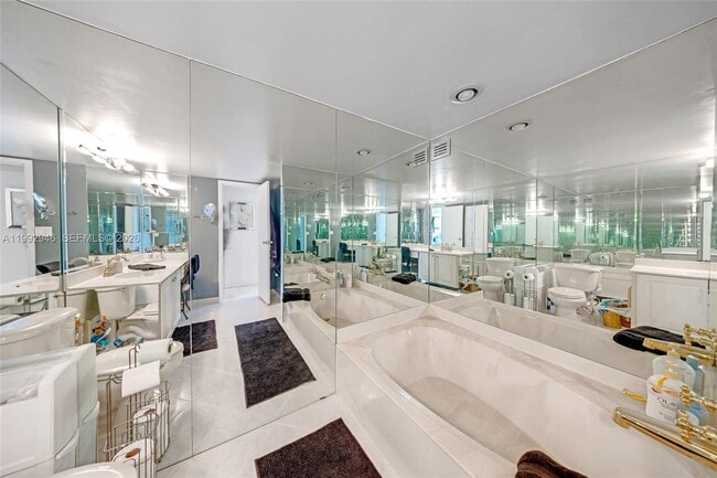 Building Photo - 800 Parkview Dr