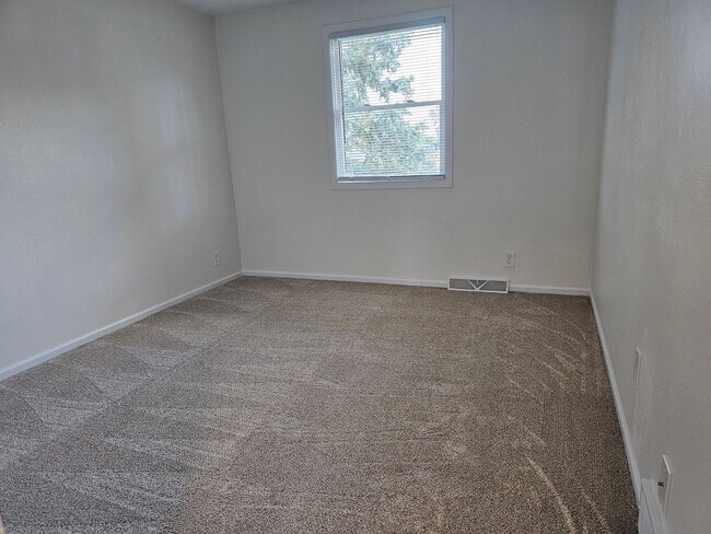 Building Photo - 3BR Townhome – Remodeled Kitchen, Garage, ...