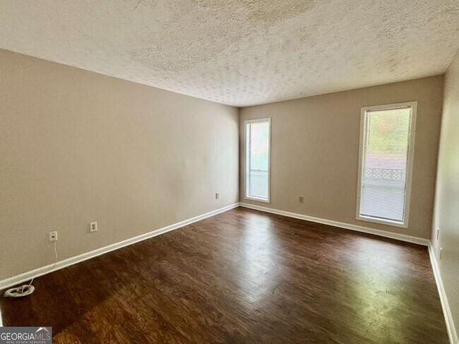 Building Photo - 3841 Woodridge Way