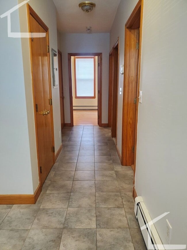 Building Photo - Nicely renovated unit with parking included!