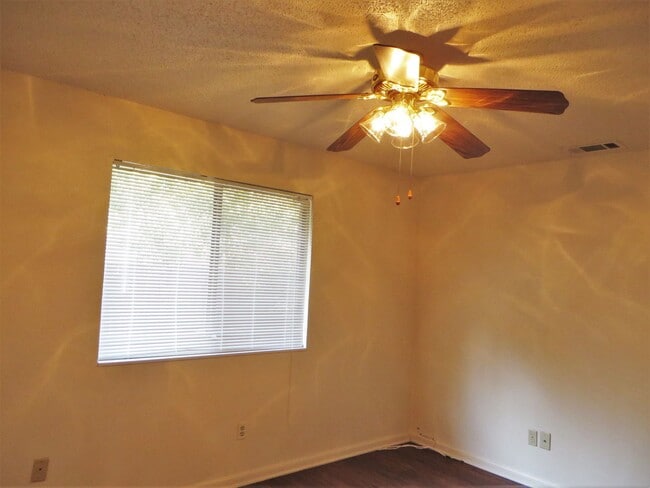 Building Photo - 705