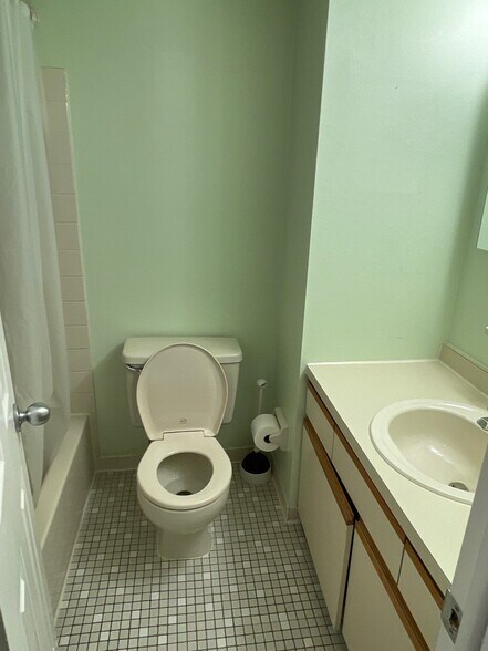 Guest Bath - 9541 James St