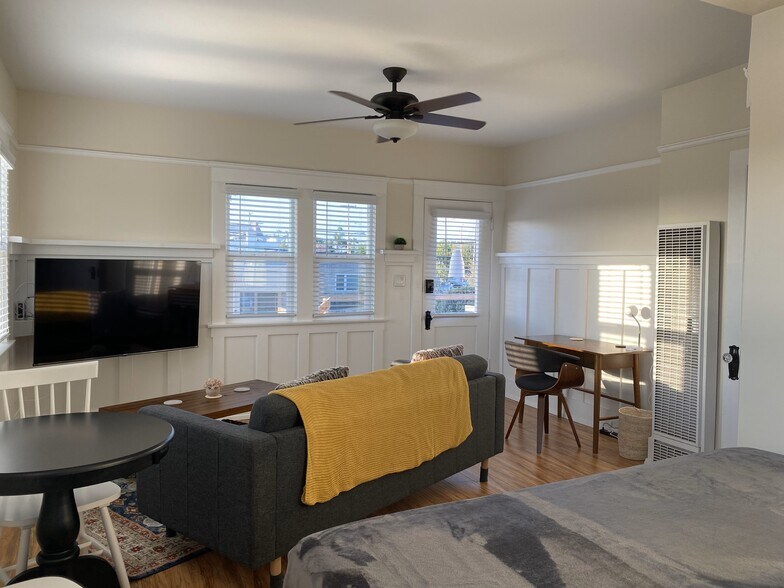 Living Space - 2919 Ivy St