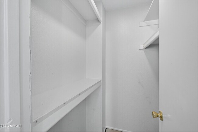 Building Photo - 860 E Brown Rd