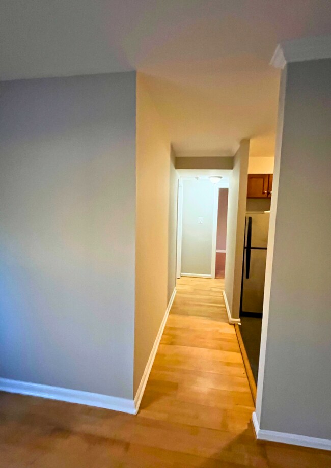 Building Photo - Modern 2-Bedroom Apartment with In-Unit La...