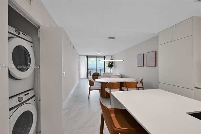 Building Photo - 700 NE 24th St