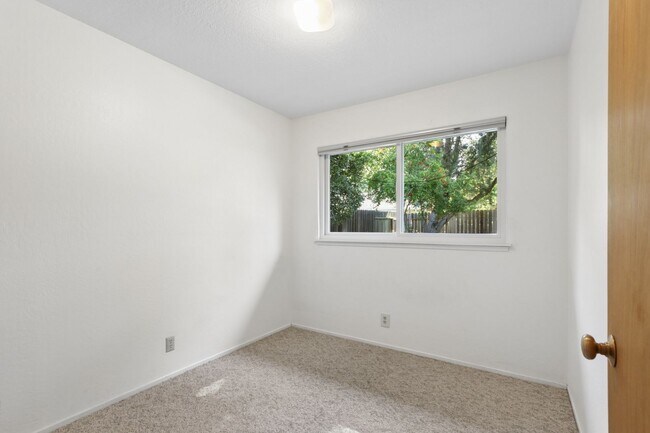 Building Photo - 4 Bedroom 3 Bathroom in Central Davis - Immediate Move-In
