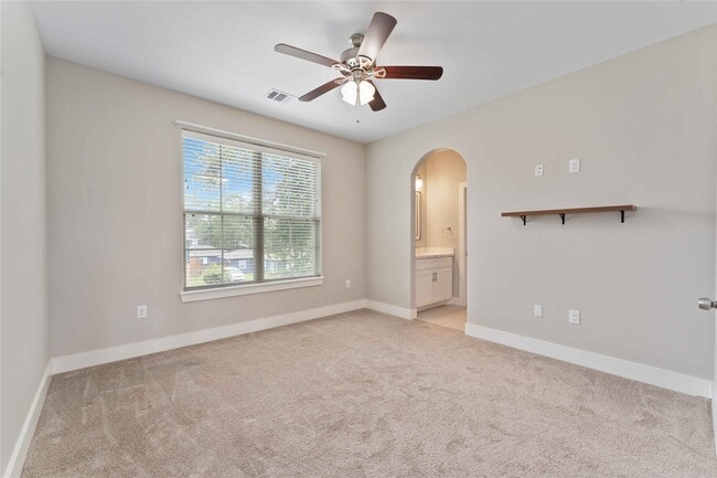 Building Photo - 4310 Fernwood Dr