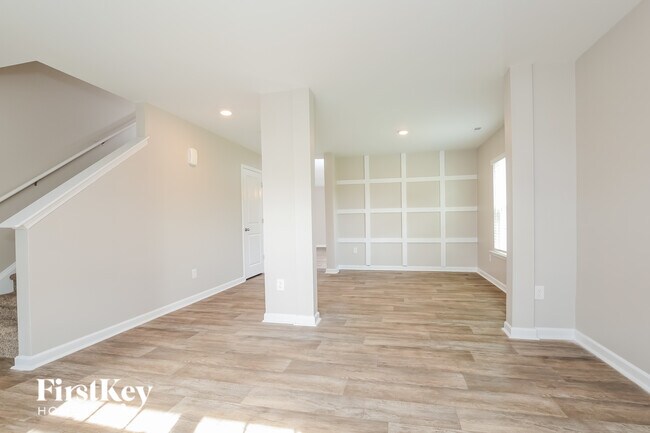 Building Photo - 330 Estelle Dr