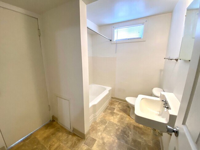 Building Photo - Gorgeous 5 Bed, 2 Bath House Near Concordia and MSUM!